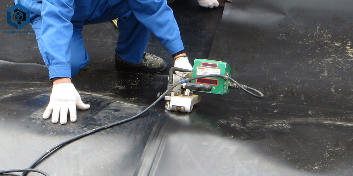 Geomembran ve Plastik Levha Üretimi için Sıcak Kama Kaynak Makinesi Geomembran ve Plastik Levha Üretimi için Sıcak Kama Kaynak Makinesi