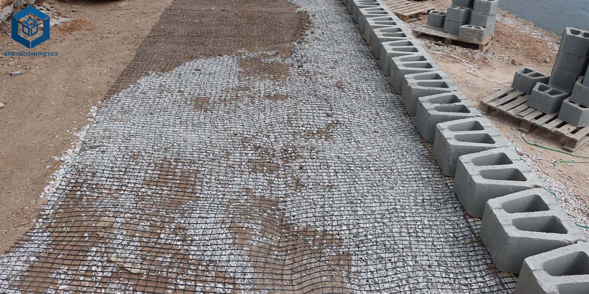 Sistem Dinding Penahan Bertulang Geogrid untuk Stabilisasi Tanah Sistem Dinding Penahan Bertulang Geogrid untuk Stabilisasi Tanah