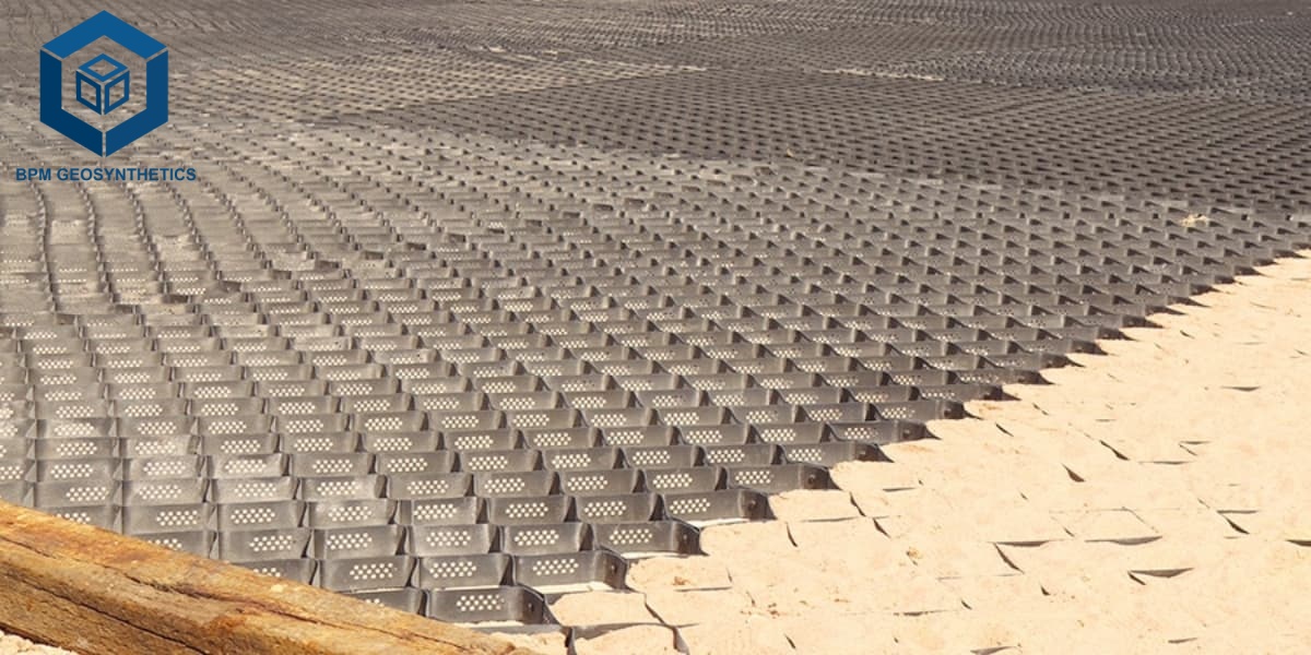 Геоячеистая защита от эрозии для стабилизации основания