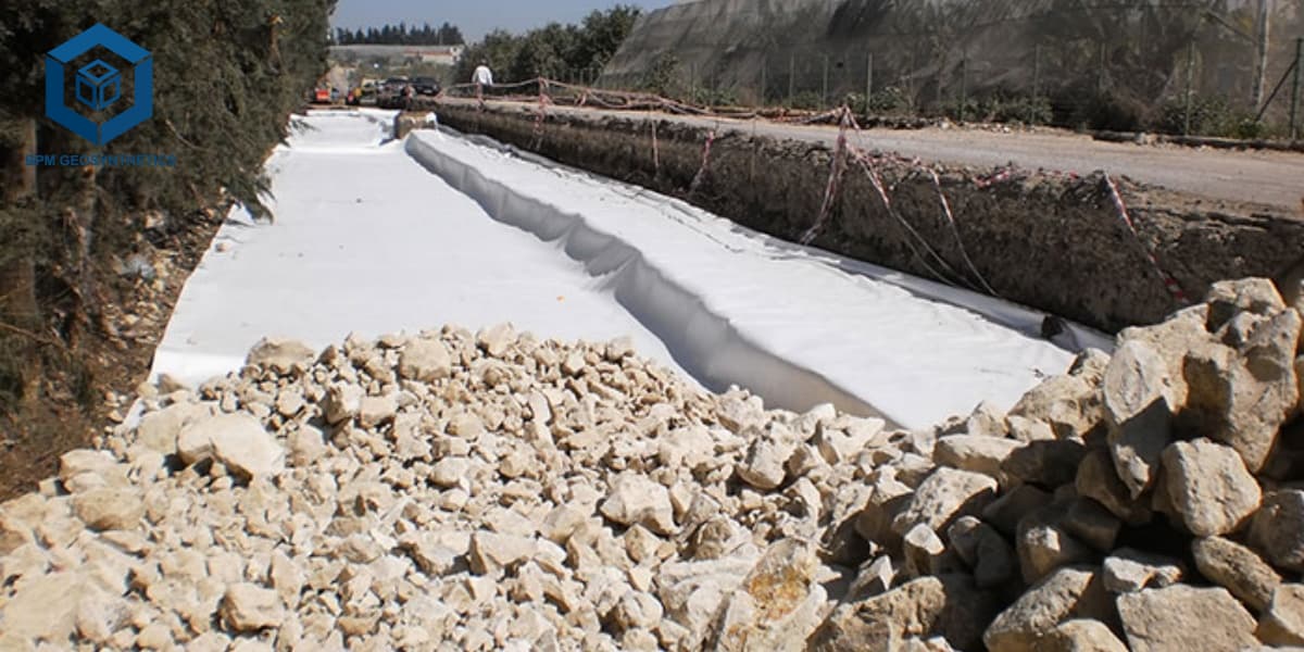 Tissu paysager non tissé pour le contrôle des mauvaises herbes et le drainage du jardin