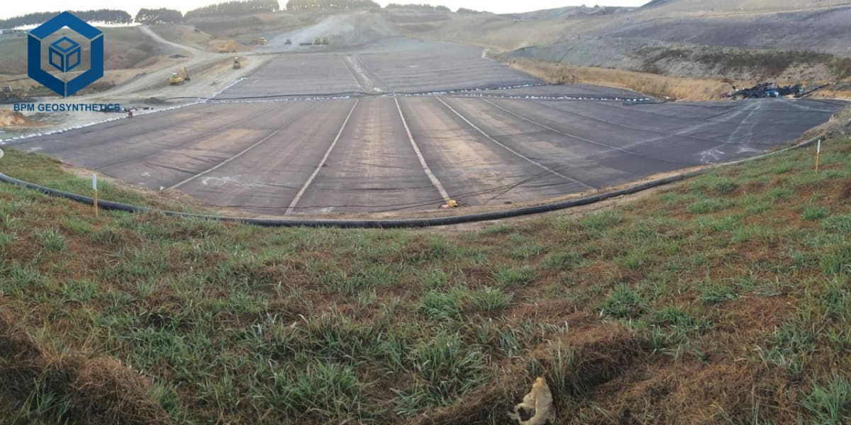 Láminas de geomembrana de HDPE para la gestión de residuos y relaves mineros.