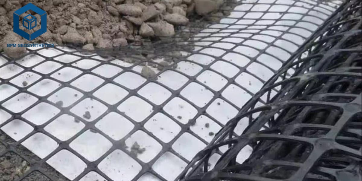 Геосетка на склоне для укрепления грунта